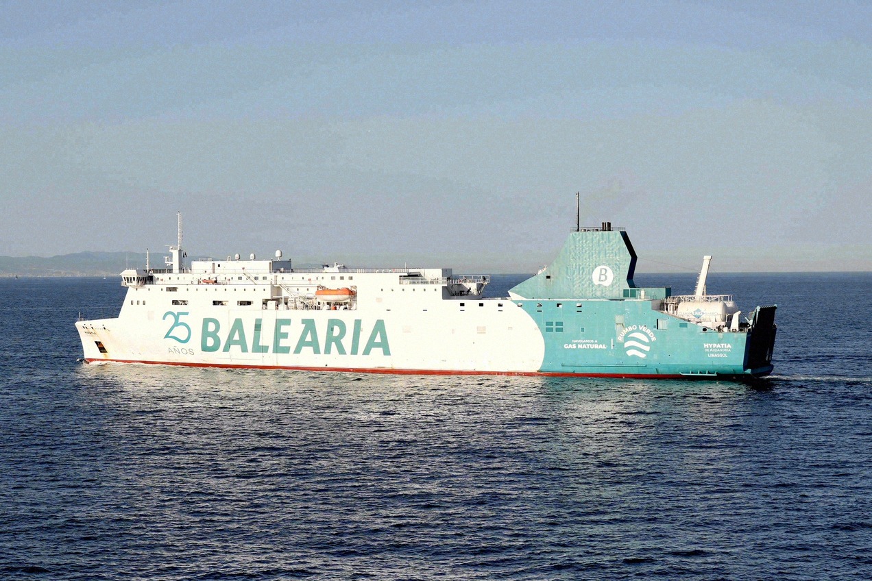 Baleària ferry Hypatia de Alejandría at sea between Barcelona and Alcúdia